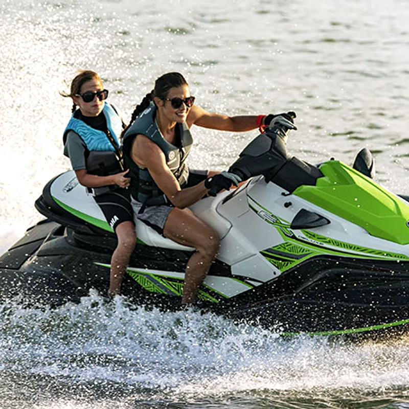 Jet ski et silhouette élégante au coucher du soleil