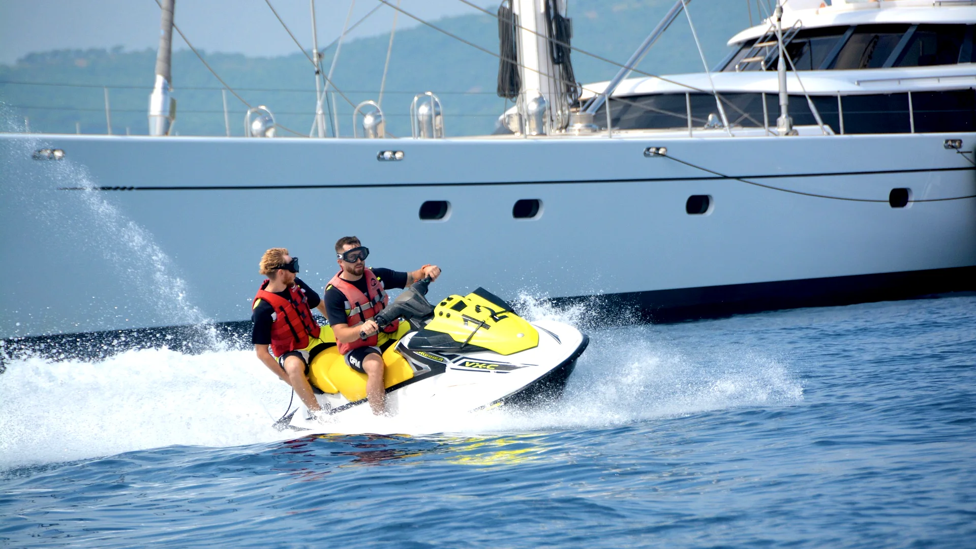 Jet ski devant un yacht en escale sur la Côte d'Azur