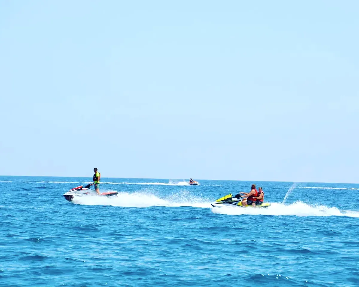 Jet ski au large sur une mer ouverte, Côte d'Azur